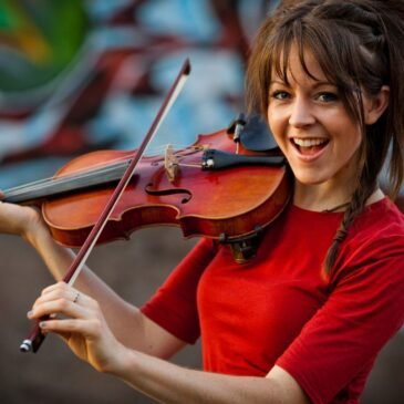 La violinista Lindsey Stirling unisce la musica di Game of Thrones con quella di Avengers: Endgame