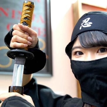 In un bar a Tokyo potete vestirvi da Ninja e lanciare i Shuriken