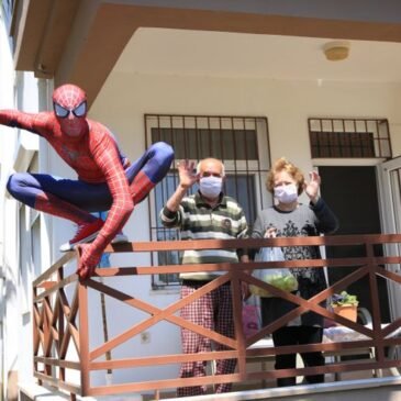 Un uomo travestito da Spider-Man in Turchia distribuisce il cibo agli anziani durante la quarantena