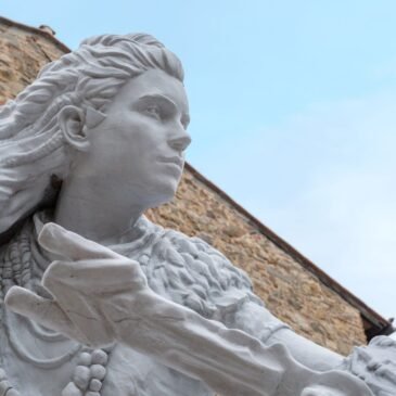 Playstation celebra l’arrivo di Horizon Forbidden West con una statua di Aloy