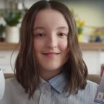 Bella Ramsey alla guida di Gran Turismo 7 col nuovo visore PlayStation 5