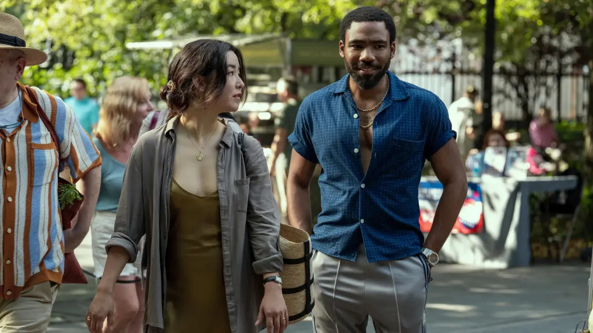 Donald Glover e Maya Erskine in Mr. & Mrs. Smith