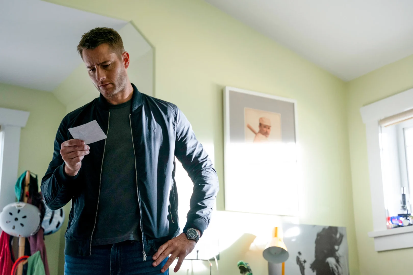 Justin Hartley  nei panni di Colter Shaw in Tracker, disponibile su Disney Plus
