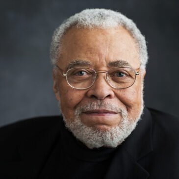 Addio a James Earl Jones, la Voce Inconfondibile di Darth Vader