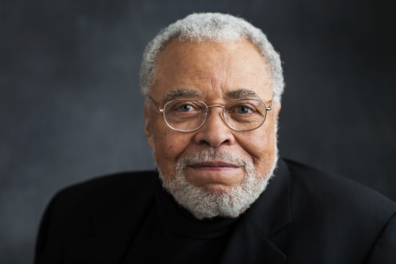 è morto l'attore James Earl Jones, noto per aver dato la voce a Mufasa e DArth Vader