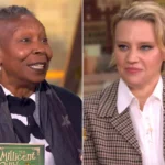 L'ex star del "Saturday Night Live" fa il suo debutto nel talk show con un gesto affettuoso, ma riceve in cambio un raffreddore. Kate McKinnon, l'attrice comica nota per le sue esilaranti imitazioni al "Saturday Night Live", ha fatto la sua prima apparizione a "The View" per promuovere il suo nuovo libro. Entusiasta di partecipare al talk show, ha salutato le conduttrici con un bacio sulla guancia... peccato che Whoopi Goldberg fosse raffreddata! Si apre in una nuova finestra www.etonline.com Kate McKinnon kissing the cohosts of The View "Mi dispiace, dovevo baciare tutte. È scortese non farlo. È la mia prima volta a 'The View'. Sono una vergine. Siate gentili, grazie!", ha detto McKinnon, scatenando le risate del pubblico. Whoopi Goldberg, però, ha subito replicato: "La prima cosa che riceverai da 'The View' è un bel raffreddore, perché è quello che ho io". Nonostante l'avvertimento, ormai era troppo tardi. McKinnon ha preso con filosofia il contagio, rispondendo: "Nessun problema. Lo prendo volentieri!". Un'intervista tra risate e omaggi L'intervista è proseguita tra momenti divertenti e omaggi reciproci. Joy Behar ha mostrato una clip di McKinnon che la imitava al "Saturday Night Live", esprimendo la sua gioia per il fatto che finalmente una donna avesse interpretato il suo ruolo nello show. McKinnon ha ricambiato i complimenti, definendo Behar "fabulosa" e dichiarando di essere una sua grande fan.