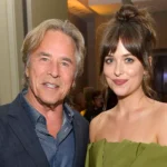 Don Johnson, ospite al "Jimmy Kimmel Live", ha svelato alcuni aneddoti divertenti sulla figlia Dakota Johnson da bambina. L'attore, noto per serie TV come "Miami Vice" e "Nash Bridges", ha raccontato gli scherzi combinati dalla figlia, oggi attrice affermata grazie alla saga di "Cinquanta sfumature". "Dovevi fare molta attenzione a non lasciare fogli di carta bianchi in giro sulla scrivania o cose del genere, perché lei ci avrebbe prontamente disegnato sopra un grande pene", ha detto Don a proposito di Dakota. Con sorpresa di Don (o forse no?), il conduttore Jimmy Kimmel ha confessato di aver fatto lo stesso scherzo a suo padre da bambino, e che suo figlio sta portando avanti la tradizione. Una bambina "piena di risorse": Don ha descritto Dakota come una bambina "molto vivace", che combinava scherzi di ogni tipo. "Se lasciavo il mio telefono in giro, incustodito", ha ricordato, "lei lo prendeva e, in qualche modo, riusciva a entrare nei miei contatti e a inviare messaggi osceni a persone a caso". Don Johnson promuove "Doctor Odyssey": L'attore era ospite del programma per promuovere la sua ultima serie TV, "Doctor Odyssey", in onda su ABC. La serie vede protagonista Joshua Jackson nei panni di un medico a bordo di una nave da crociera di lusso, mentre Johnson interpreta il capitano della nave. In conclusione, l'intervista di Don Johnson a "Jimmy Kimmel Live" ha offerto uno sguardo divertente sull'infanzia di Dakota Johnson, rivelando il suo lato birichino e creativo.