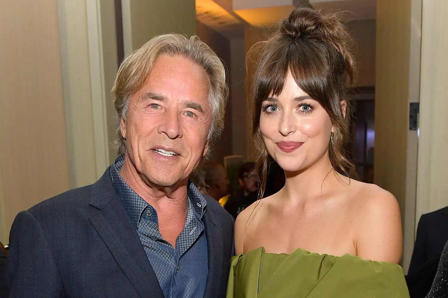 Don Johnson, ospite al "Jimmy Kimmel Live", ha svelato alcuni aneddoti divertenti sulla figlia Dakota Johnson da bambina. L'attore, noto per serie TV come "Miami Vice" e "Nash Bridges", ha raccontato gli scherzi combinati dalla figlia, oggi attrice affermata grazie alla saga di "Cinquanta sfumature". "Dovevi fare molta attenzione a non lasciare fogli di carta bianchi in giro sulla scrivania o cose del genere, perché lei ci avrebbe prontamente disegnato sopra un grande pene", ha detto Don a proposito di Dakota. Con sorpresa di Don (o forse no?), il conduttore Jimmy Kimmel ha confessato di aver fatto lo stesso scherzo a suo padre da bambino, e che suo figlio sta portando avanti la tradizione. Una bambina "piena di risorse": Don ha descritto Dakota come una bambina "molto vivace", che combinava scherzi di ogni tipo. "Se lasciavo il mio telefono in giro, incustodito", ha ricordato, "lei lo prendeva e, in qualche modo, riusciva a entrare nei miei contatti e a inviare messaggi osceni a persone a caso". Don Johnson promuove "Doctor Odyssey": L'attore era ospite del programma per promuovere la sua ultima serie TV, "Doctor Odyssey", in onda su ABC. La serie vede protagonista Joshua Jackson nei panni di un medico a bordo di una nave da crociera di lusso, mentre Johnson interpreta il capitano della nave. In conclusione, l'intervista di Don Johnson a "Jimmy Kimmel Live" ha offerto uno sguardo divertente sull'infanzia di Dakota Johnson, rivelando il suo lato birichino e creativo.
