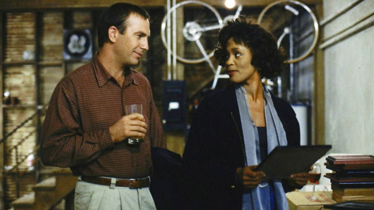 Kevin Costner ricorda Whitney Houston nel giorno del suo 70° compleanno