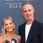 Sarah Michelle Gellar sul red carpet assieme a suo marito Freddie Prinze Jr per il sequel di So cosa hai fatto