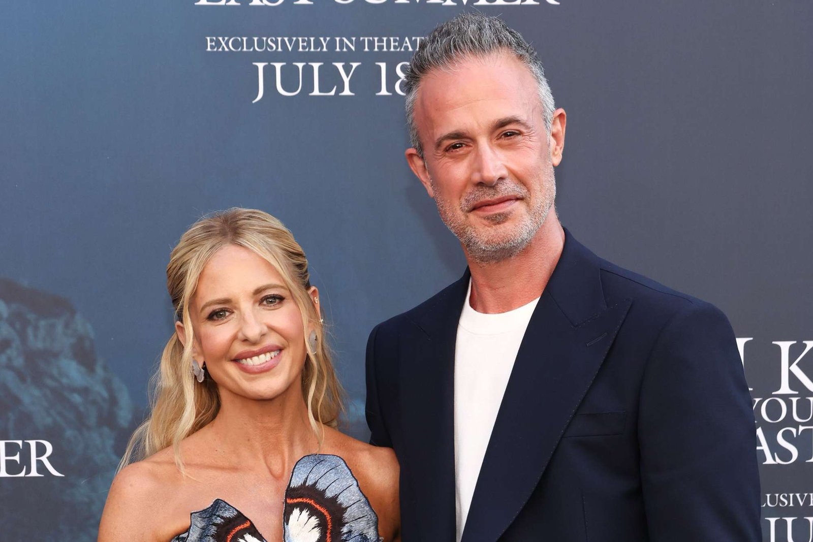 Sarah Michelle Gellar sul red carpet assieme a suo marito Freddie Prinze Jr per il sequel di So cosa hai fatto