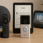 Un Kindle, un dispositivo Ring, un Echo Dot e un display intelligente su un tavolo in legno.
