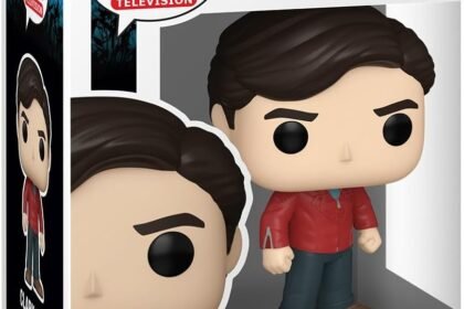 Figura in vinile di Clark Kent della serie Smallville, con dettagli accurati e confezione originale.