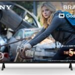 Televisore Sony Bravia LED con schermo grande e logo Google TV visibile.